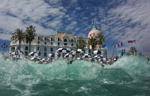 Negresco vagues sur la baie des anges nice d'irmeli jung