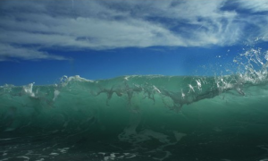 vagues sur la baie des anges nice irmeli jung