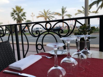 manger sur la promenade des anglais vue mer nice hôtel west end le siècle