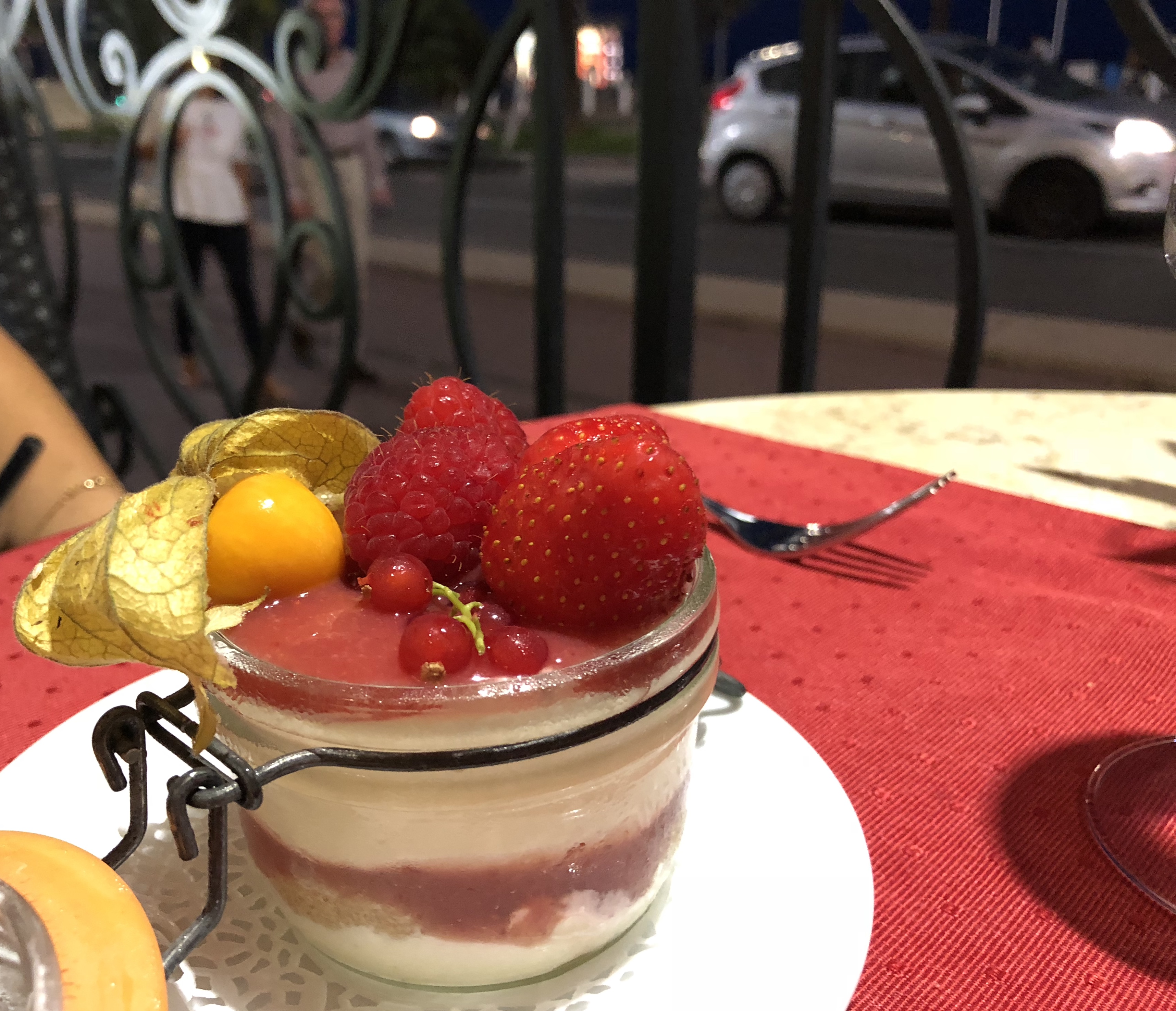 tiramisu fruits rouge restaurant nice bord de mer promenade des anglais le siècle west end