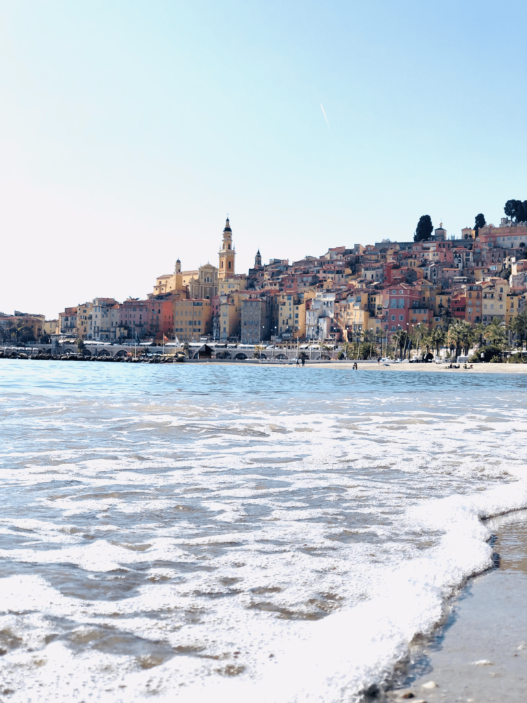 menton pieds dans eau